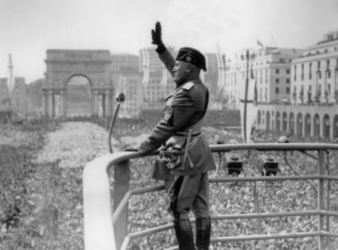 Mussolini impose limitazioni all'uso della musica